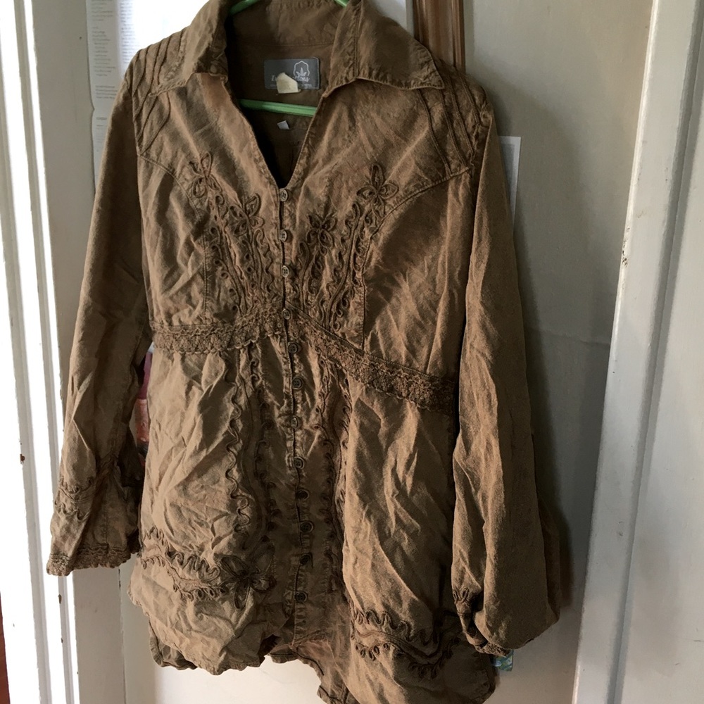 Inca Cotton 100% cotton embroidered tan button up shirt!